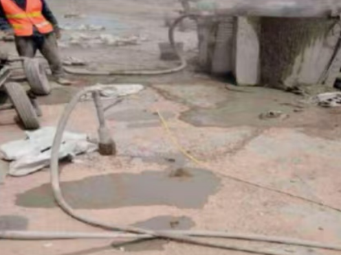 纳溪水泥混凝土路面板底注浆技术 路面脱空注浆整治方案